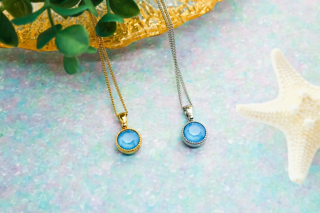 シンプルなまるいクリスタルネックレス サマーブルー 金具の色が選べます