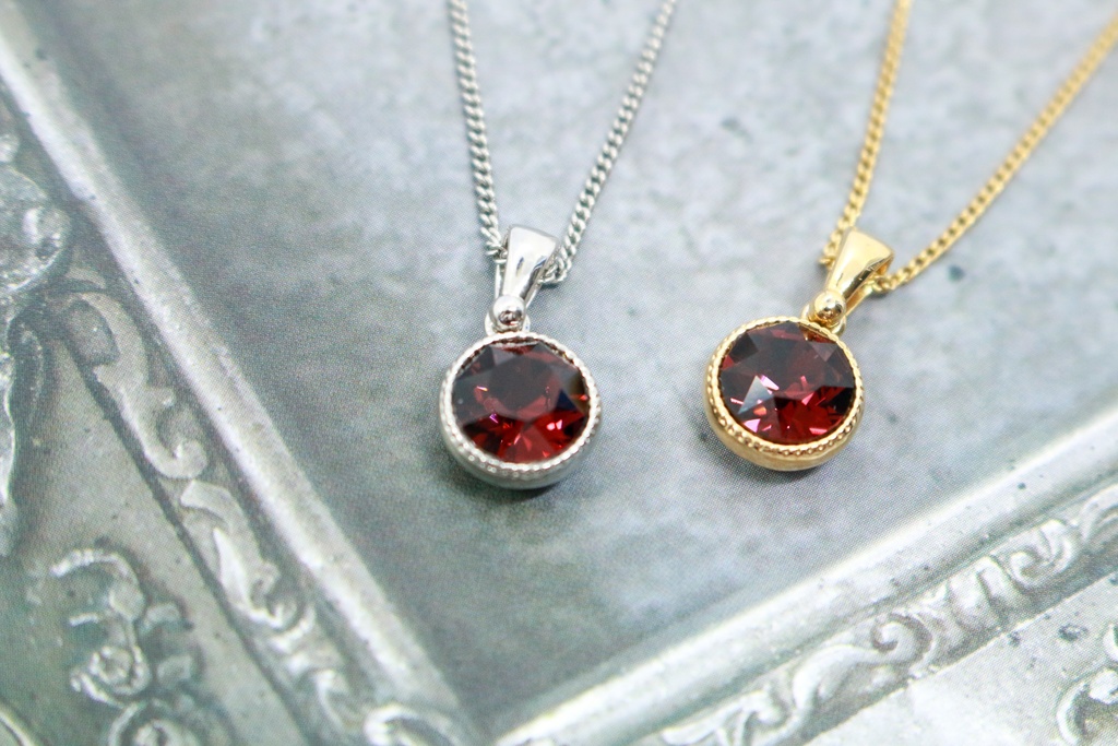 シンプルなまるいクリスタルガラスのネックレス ~バーガンディ~金具の色が選べます