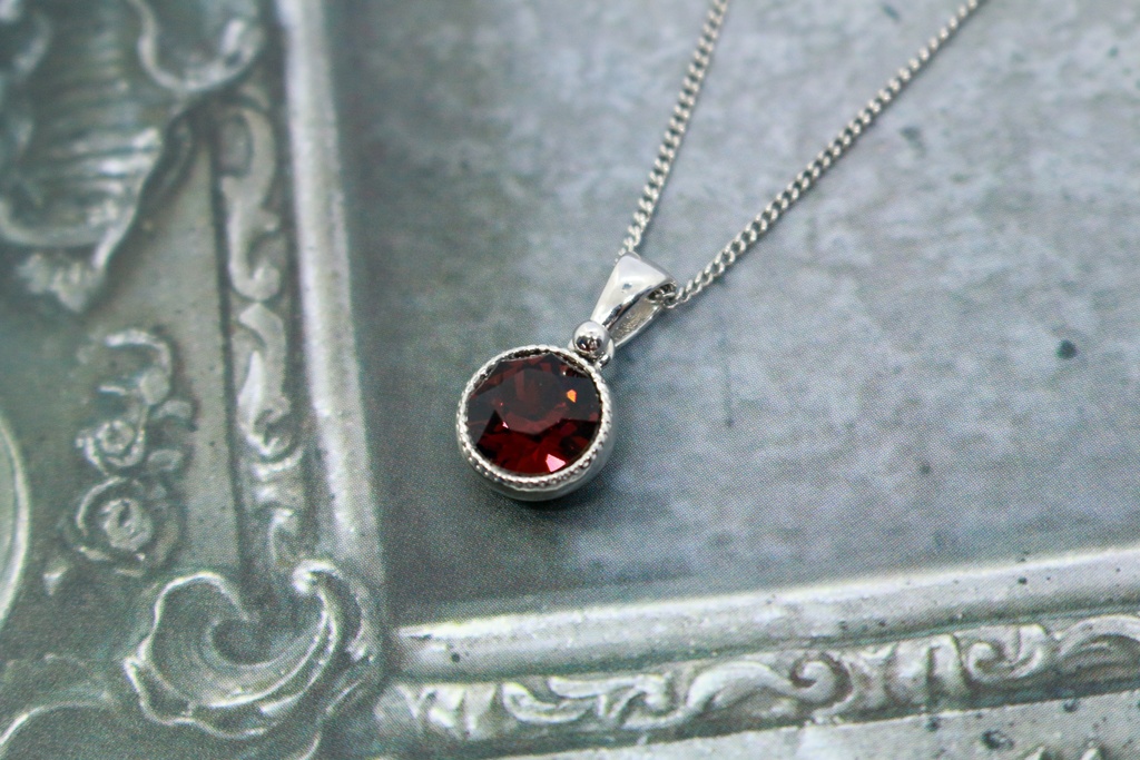 シンプルなまるいクリスタルガラスのネックレス ~バーガンディ~金具の色が選べます