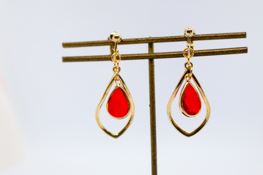 Teardrop のイヤリング scarlet ゴールド金具