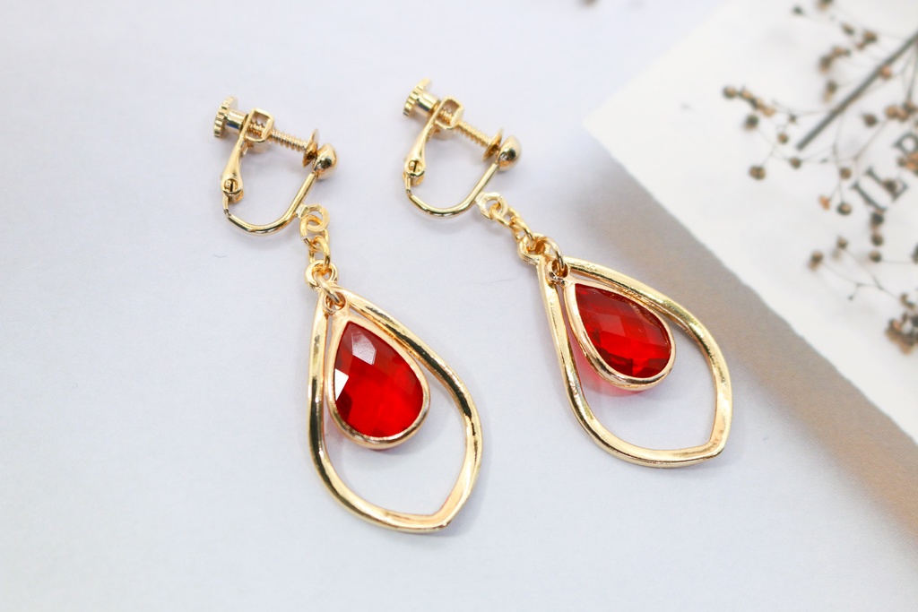 Teardrop のイヤリング scarlet ゴールド金具