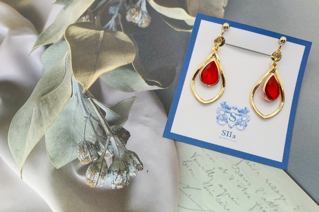 Teardrop のイヤリング scarlet ゴールド金具