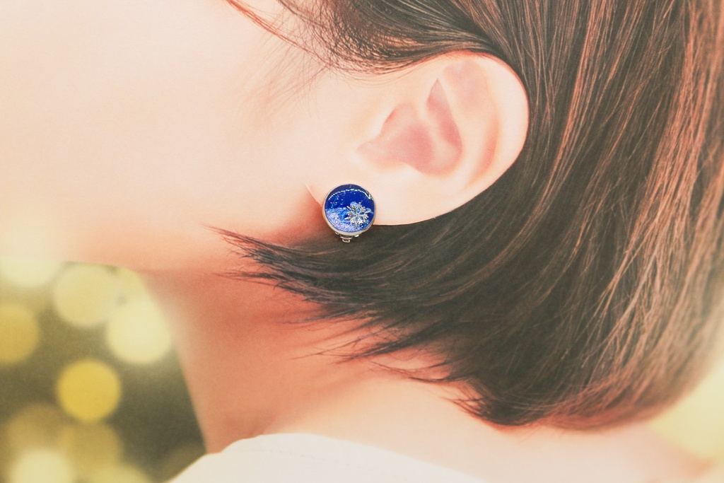 雪降る夜のイヤリング ~ロイヤルブルー×シャンパンオーロラ~ 金具の色が選べます