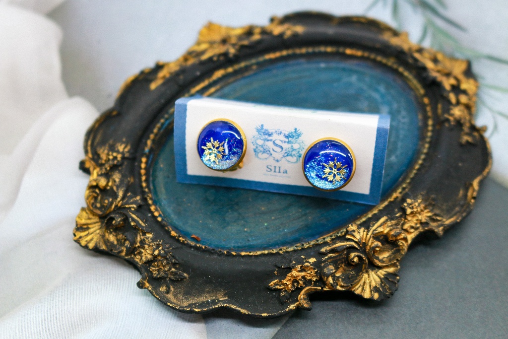 雪降る夜のイヤリング ~ロイヤルブルー×シャンパンオーロラ~ 金具の色が選べます