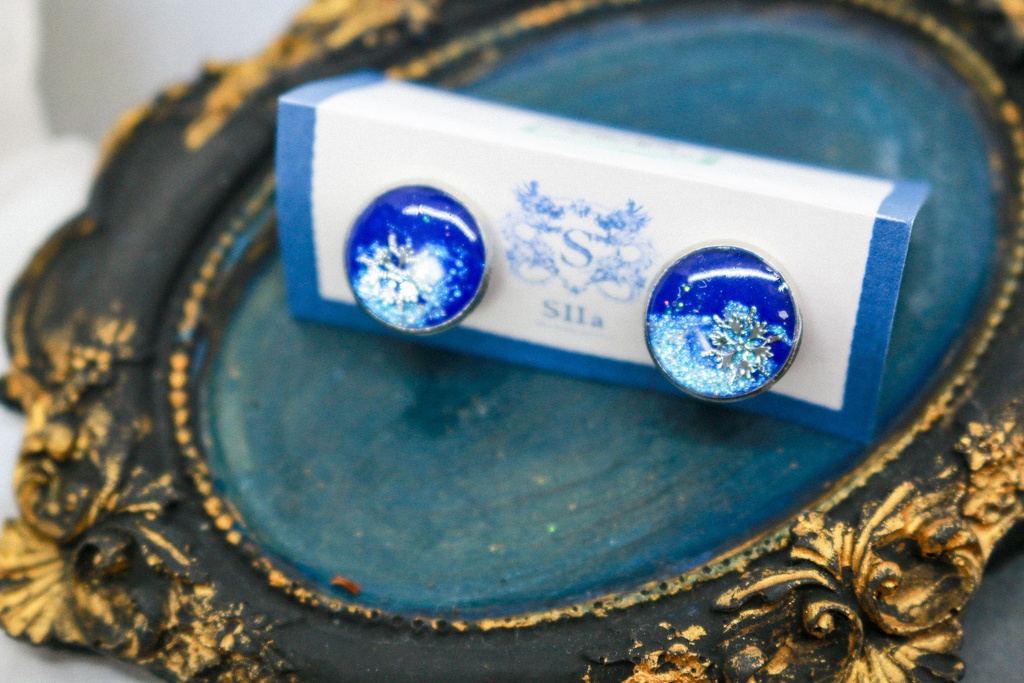 雪降る夜のイヤリング ~ロイヤルブルー×シャンパンオーロラ~ 金具の色が選べます