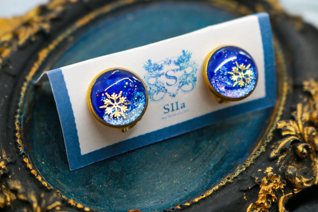 雪降る夜のイヤリング ~ロイヤルブルー×シャンパンオーロラ~ 金具の色が選べます