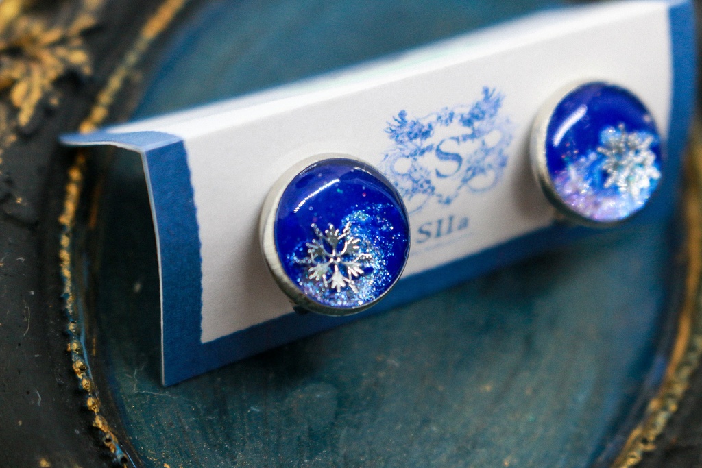 雪降る夜のイヤリング ~ロイヤルブルー×シャンパンオーロラ~ 金具の色が選べます