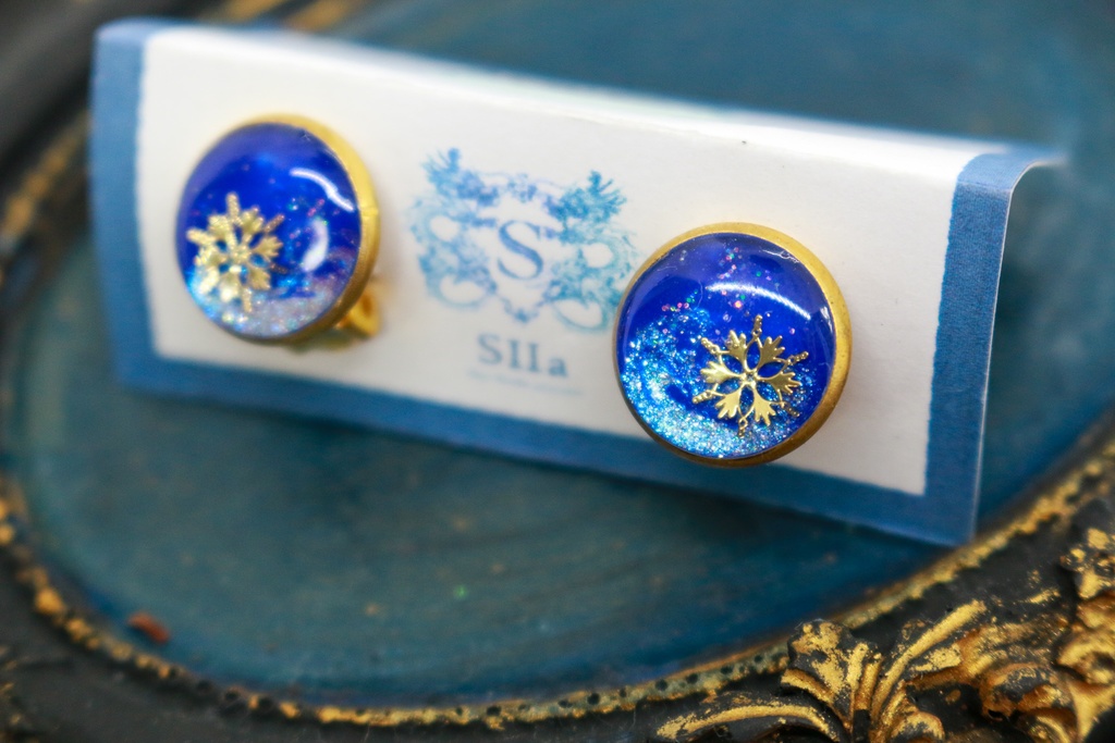 雪降る夜のイヤリング ~ロイヤルブルー×シャンパンオーロラ~ 金具の色が選べます