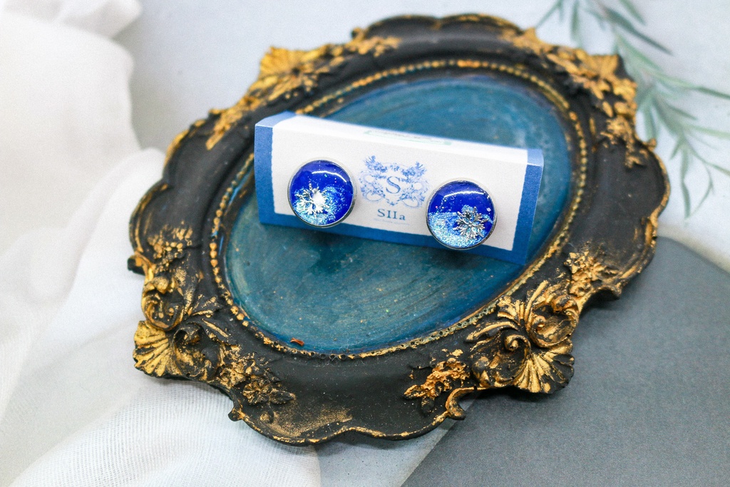 雪降る夜のイヤリング ~ロイヤルブルー×シャンパンオーロラ~ 金具の色が選べます