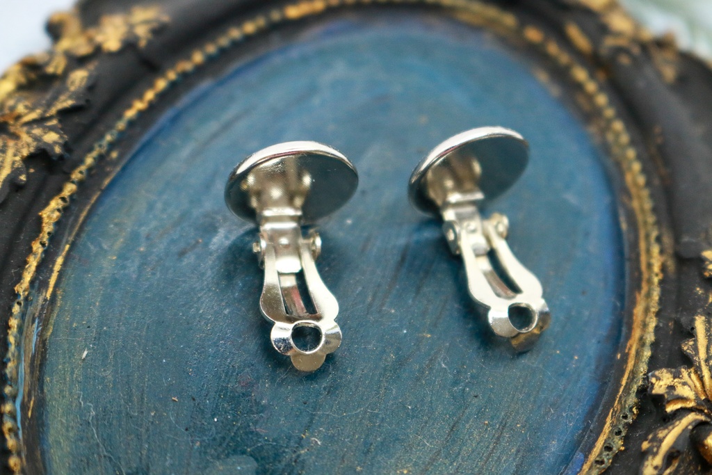 雪降る夜のイヤリング ~ロイヤルブルー×シャンパンオーロラ~ 金具の色が選べます