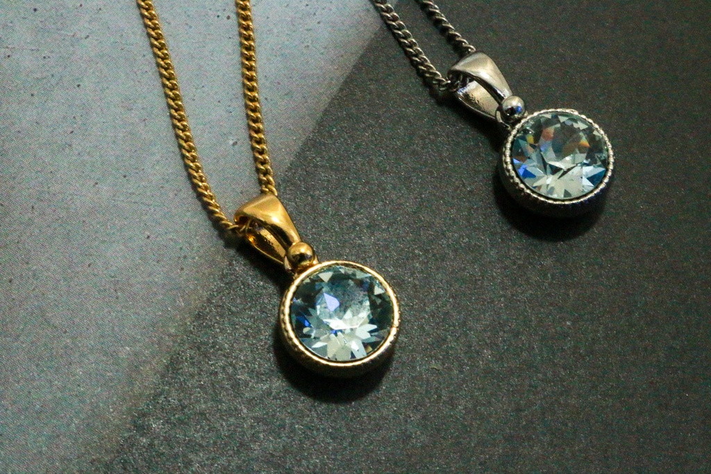 *シンプルなまるいクリスタルガラスのネックレス ライトアゾレ*金具の色が選べます