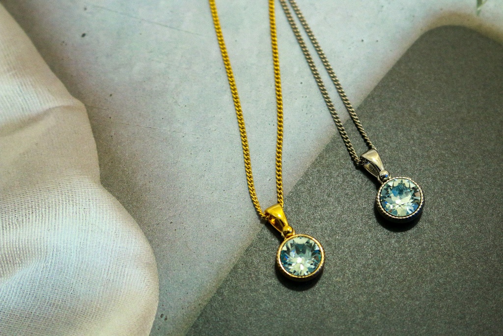 *シンプルなまるいクリスタルガラスのネックレス ライトアゾレ*金具の色が選べます