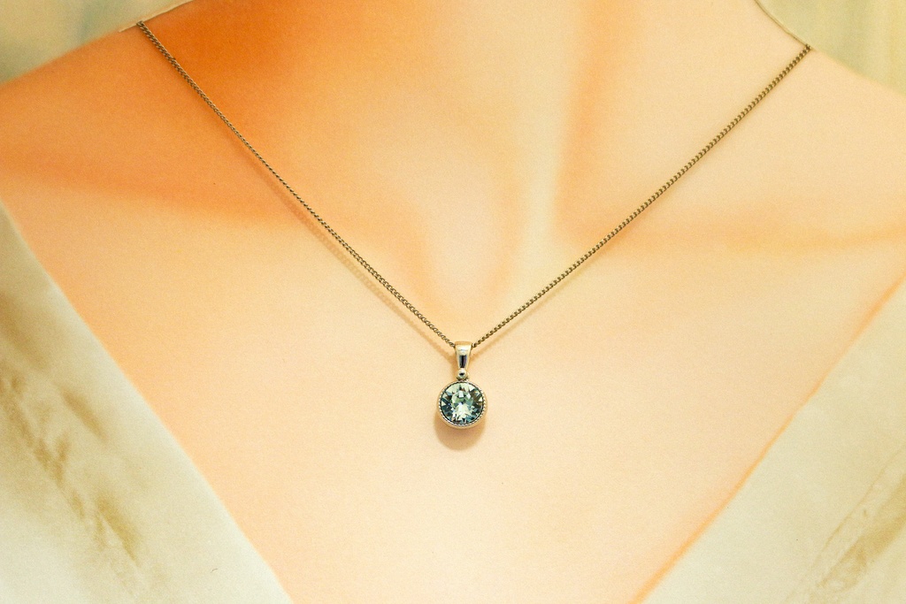 *シンプルなまるいクリスタルガラスのネックレス ライトアゾレ*金具の色が選べます