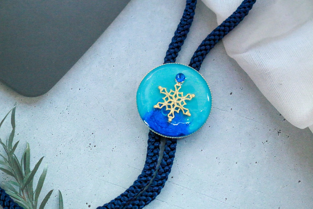 雪の結晶のループタイ　早朝の空　ゴールド金具