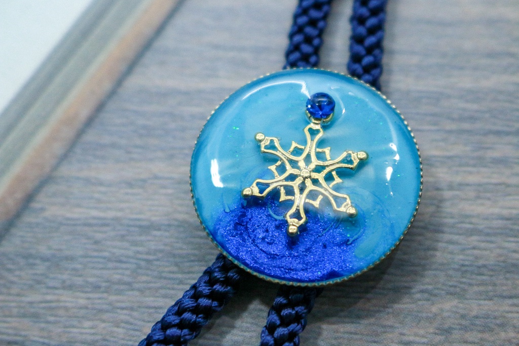 雪の結晶のループタイ 早朝の空 ゴールド金具