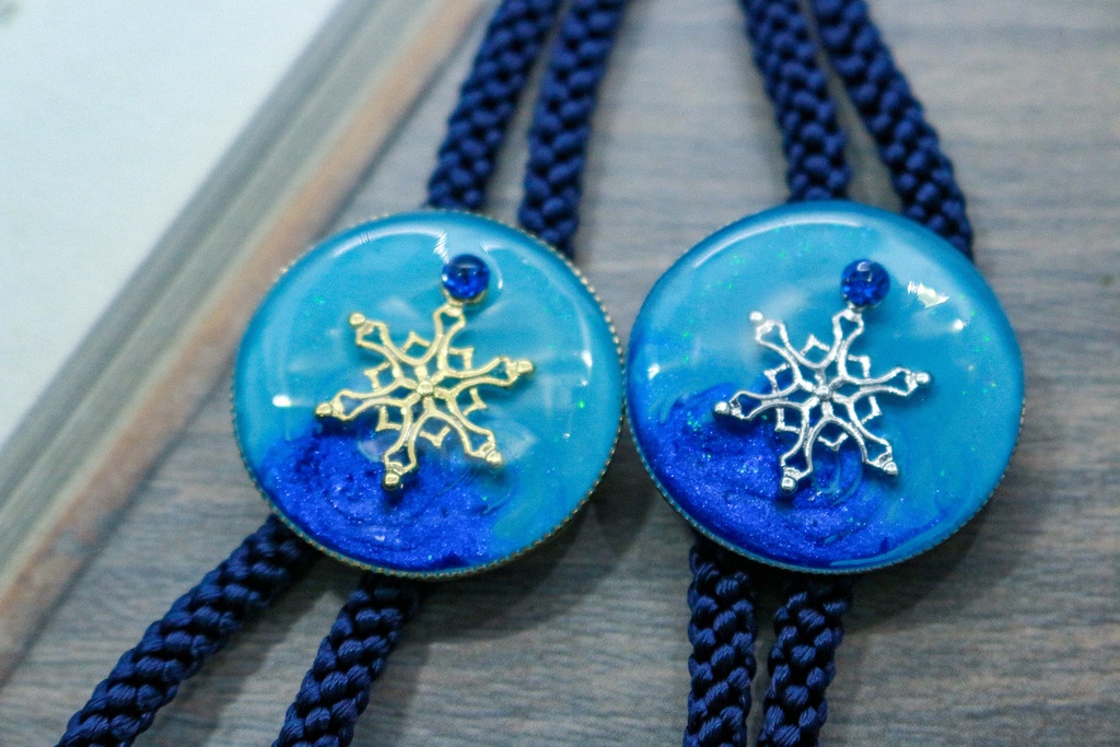 雪の結晶のループタイ 早朝の空 ゴールド金具
