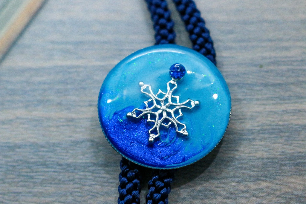 雪の結晶のループタイ 早朝の空 ゴールド金具