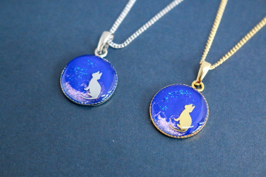 シンプルなまるいネコたちのネックレス ウルトラマリン×オーロラ金具の色が選べます