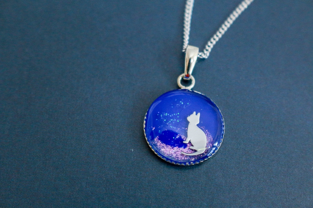 シンプルなまるいネコたちのネックレス ウルトラマリン×オーロラ金具の色が選べます