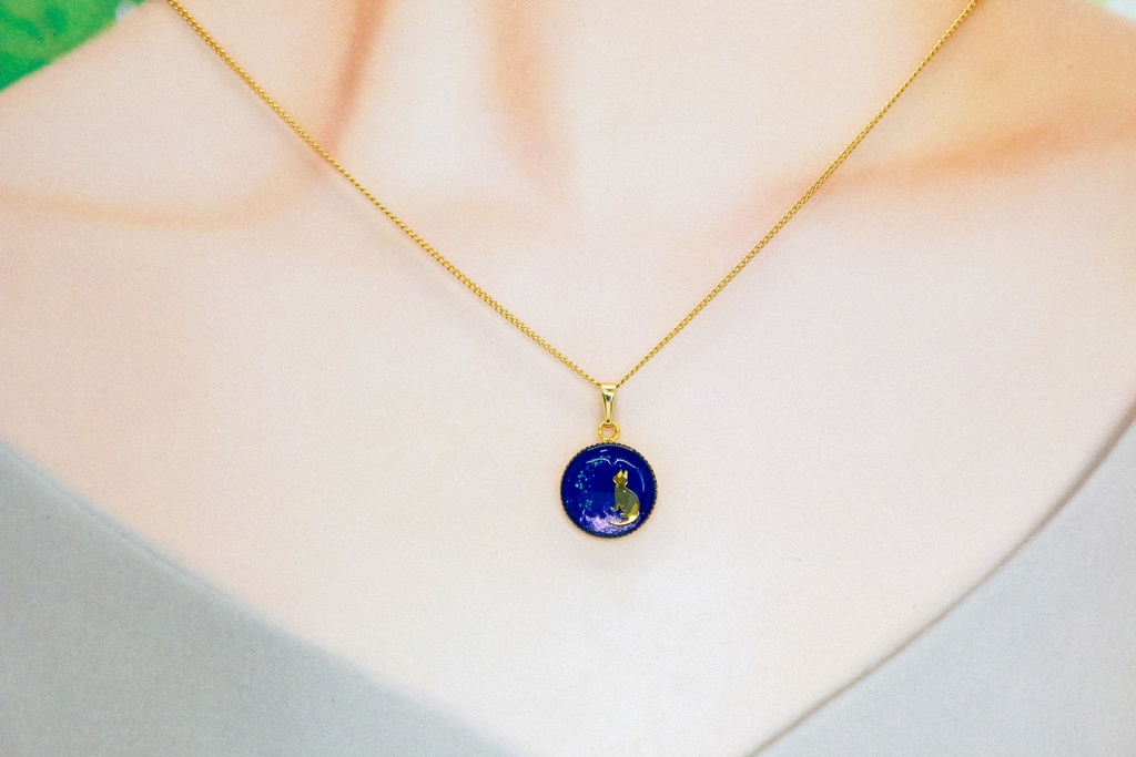シンプルなまるいネコたちのネックレス ウルトラマリン×オーロラ金具の色が選べます
