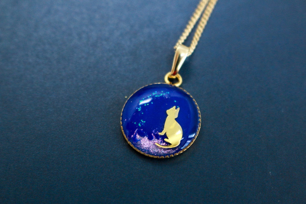 シンプルなまるいネコたちのネックレス ウルトラマリン×オーロラ金具の色が選べます