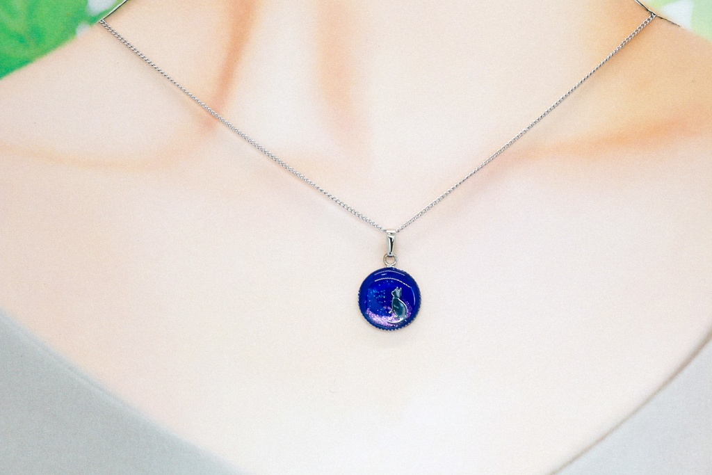 シンプルなまるいネコたちのネックレス ウルトラマリン×オーロラ金具の色が選べます