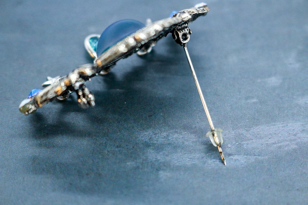 【銀の風と空の色 ― チェコガラスの幻想ブローチ】チェコヴィンテージガラス スカイブルー シルバー金具