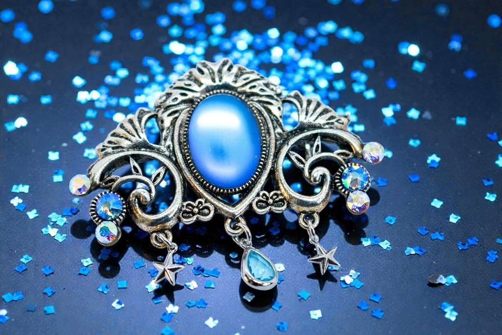 【銀の風と空の色 ― チェコガラスの幻想ブローチ】チェコヴィンテージガラス　スカイブルー　シルバー金具