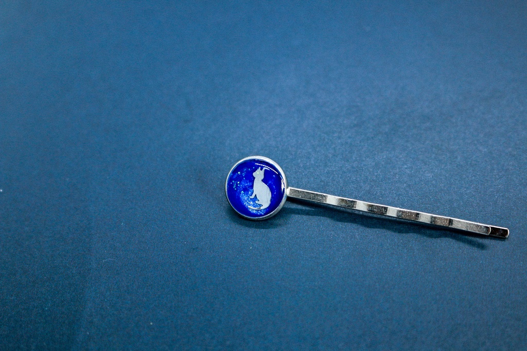 ネコのヘアピン ウルトラマリン×ブルーラメ シルバー金具