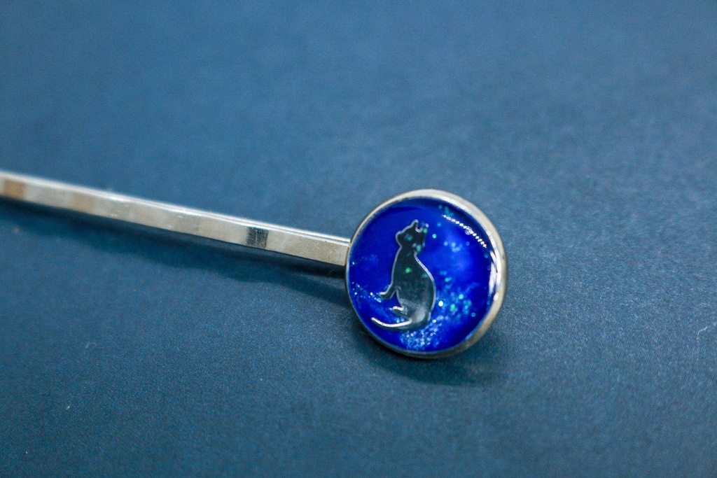 ネコのヘアピン ウルトラマリン×ブルーラメ シルバー金具