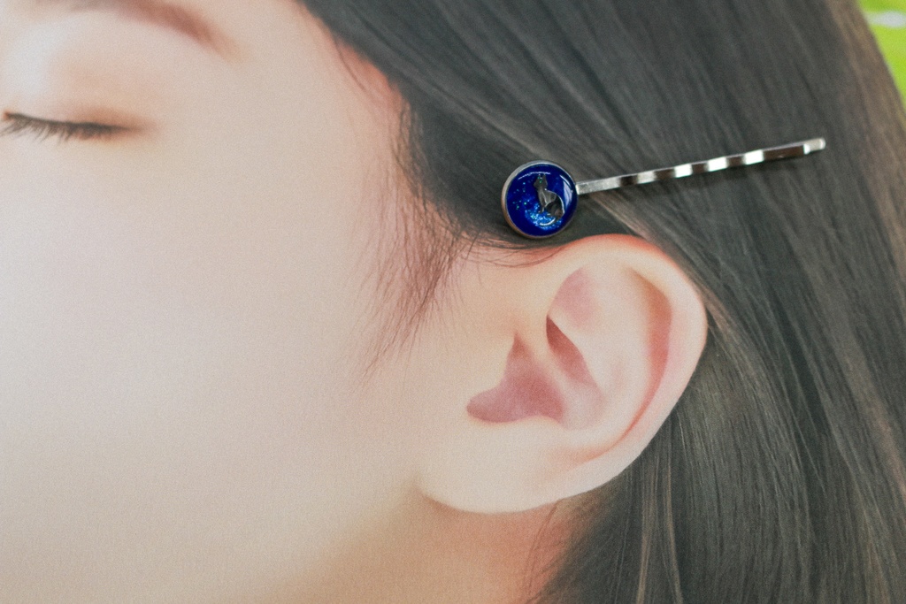 ネコのヘアピン ウルトラマリン×ブルーラメ シルバー金具