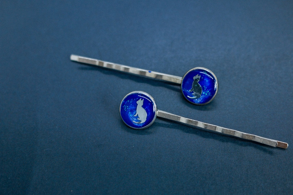 ネコのヘアピン ウルトラマリン×ブルーラメ シルバー金具