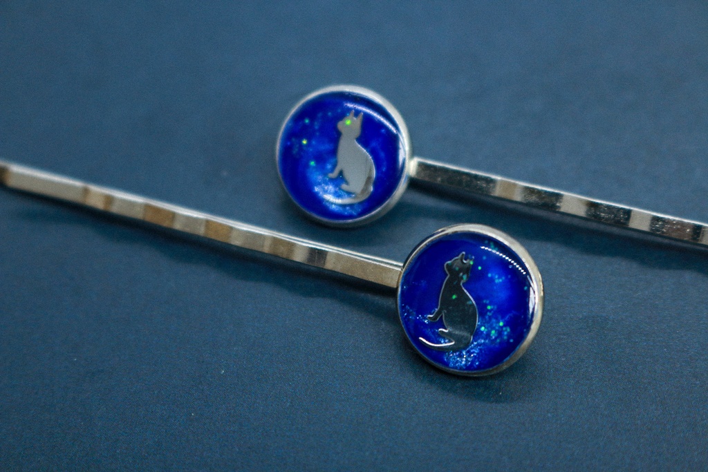 ネコのヘアピン ウルトラマリン×ブルーラメ シルバー金具