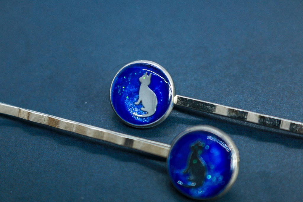 ネコのヘアピン ウルトラマリン×ブルーラメ シルバー金具