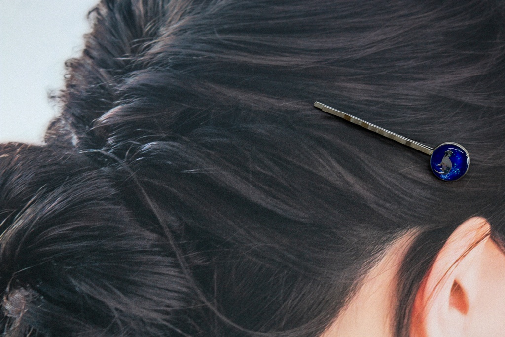 ネコのヘアピン ウルトラマリン×ブルーラメ シルバー金具