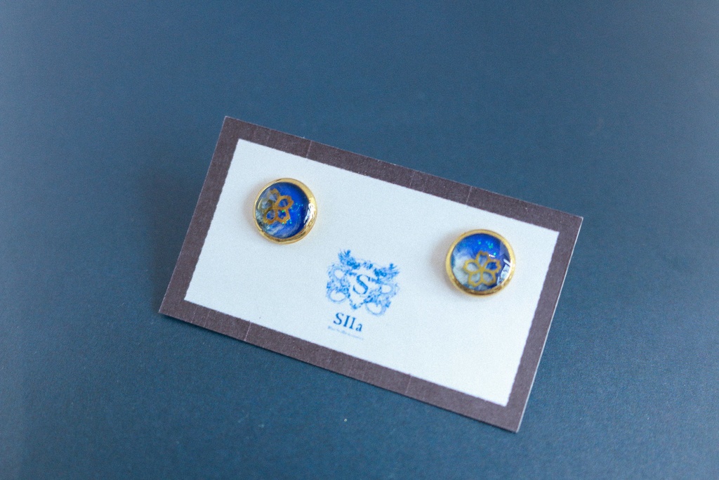 【青い桜】サージカルステンレスのスタッドピアス　ゴールド金具