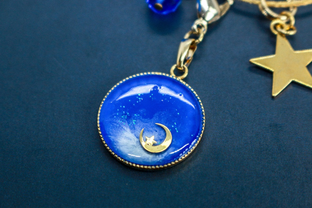 バックチャーム 【真昼の月】 ブルー×ホワイト ゴールド金具