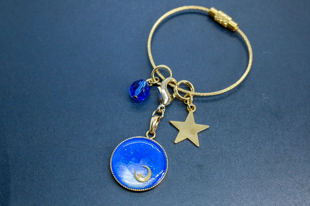 バックチャーム 【真昼の月】 ブルー×ホワイト ゴールド金具