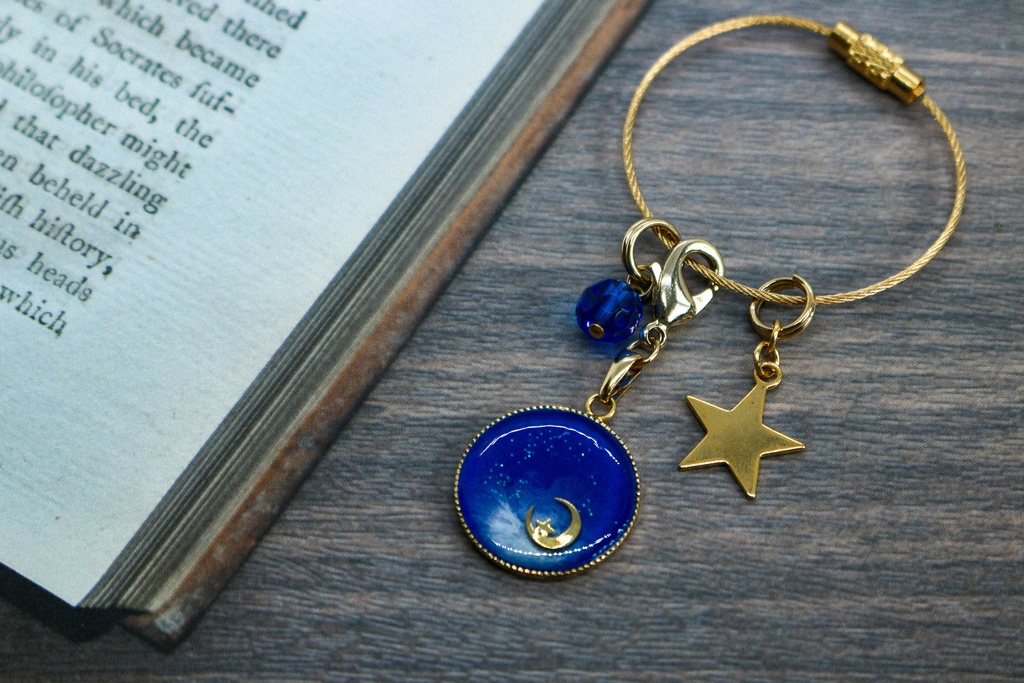 バックチャーム 【真昼の月】 ブルー×ホワイト ゴールド金具