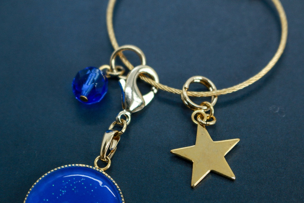 バックチャーム 【真昼の月】 ブルー×ホワイト ゴールド金具