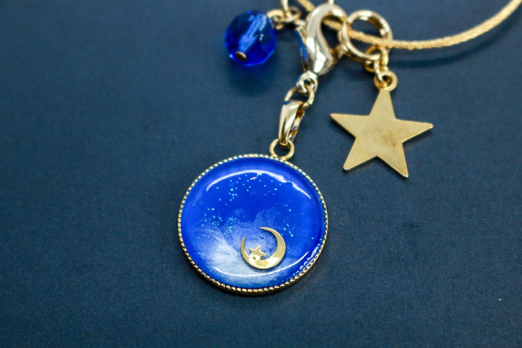 バックチャーム 【真昼の月】 ブルー×ホワイト ゴールド金具