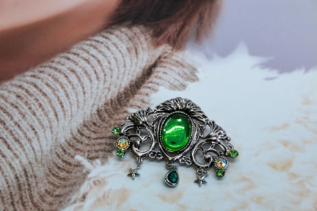 チェコヴィンテージガラスのブローチ ペリドット シルバー金具