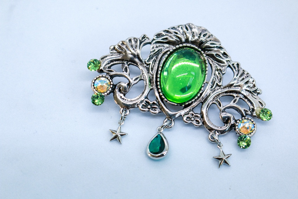 チェコヴィンテージガラスのブローチ ペリドット シルバー金具