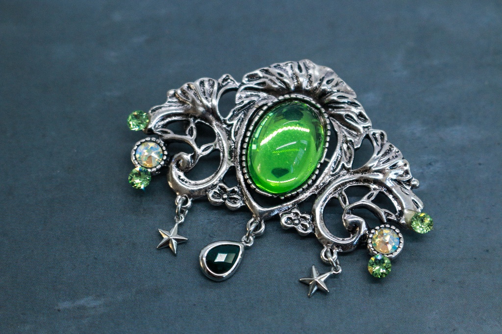 チェコヴィンテージガラスのブローチ ペリドット シルバー金具