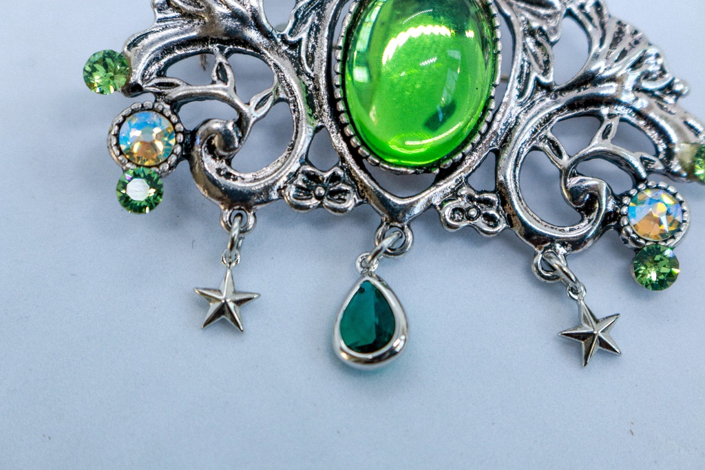 チェコヴィンテージガラスのブローチ ペリドット シルバー金具