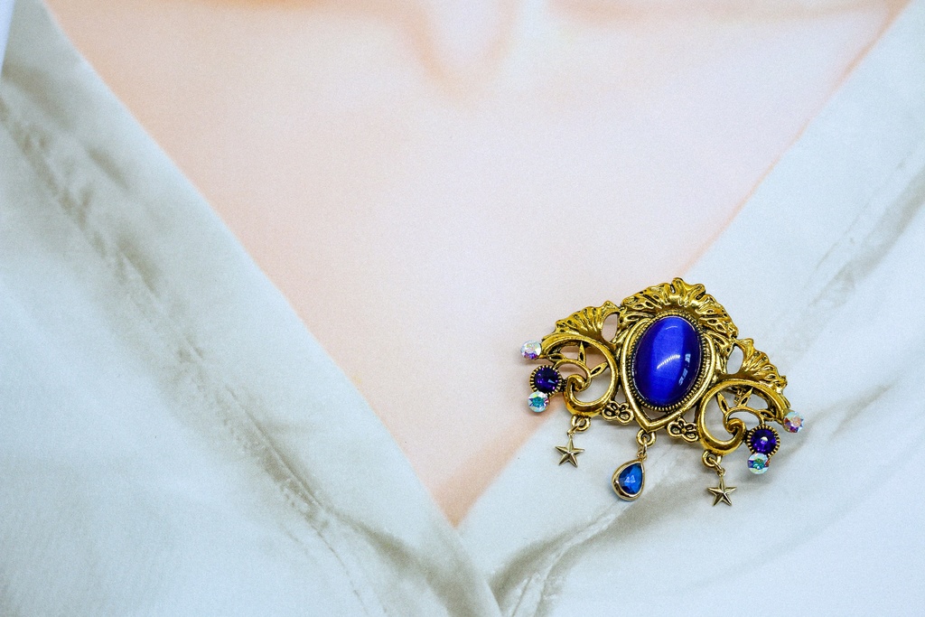 チェコヴィンテージガラスのブローチ ロイヤルブルー ゴールド金具