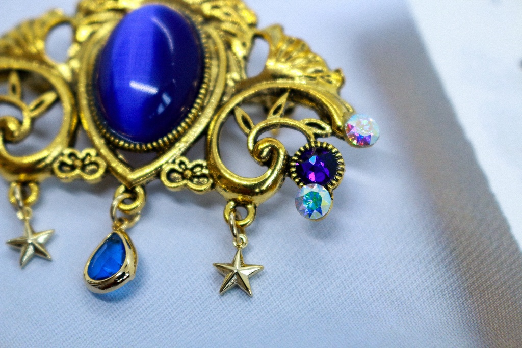 チェコヴィンテージガラスのブローチ ロイヤルブルー ゴールド金具