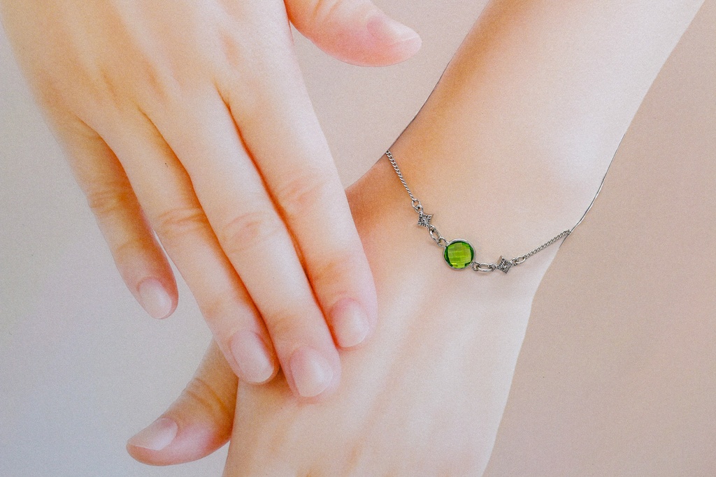 クリスタルガラスのブレスレット ペリドットカラー シルバー金具