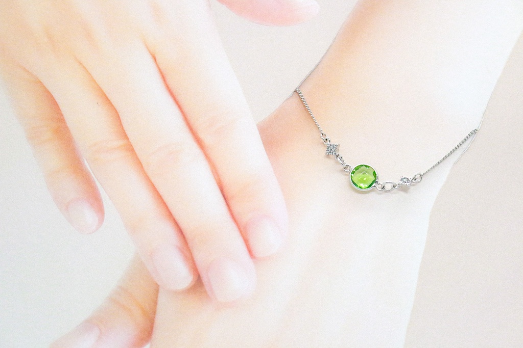 クリスタルガラスのブレスレット ペリドットカラー シルバー金具