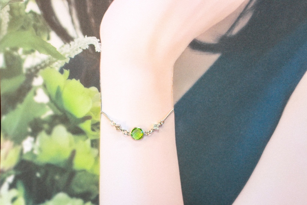 クリスタルガラスのブレスレット ペリドットカラー シルバー金具